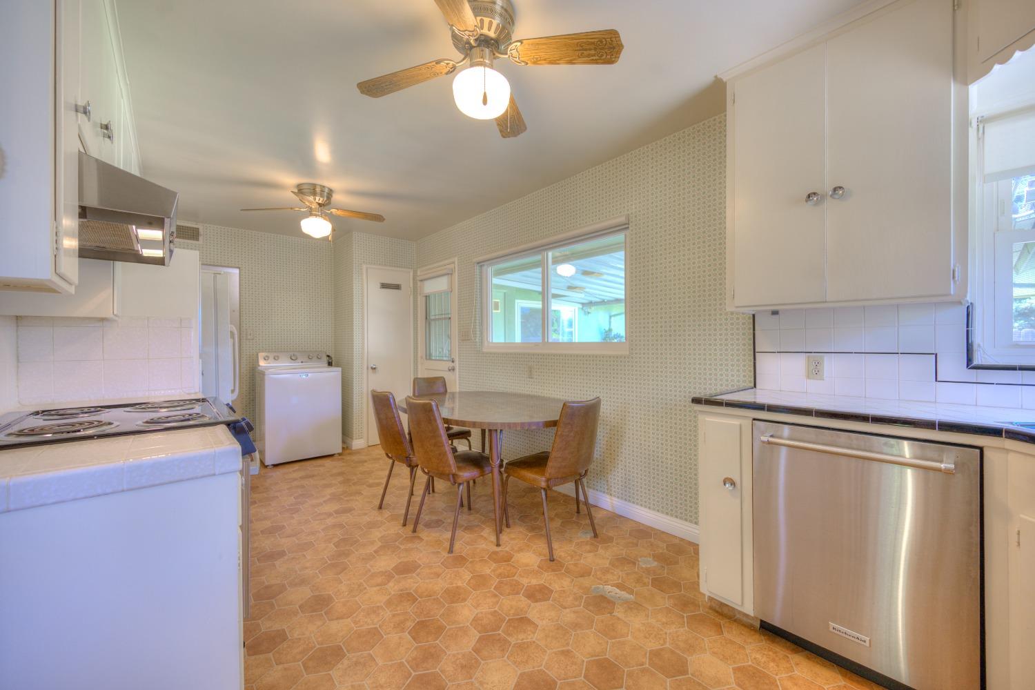 2516 Webster Street Sanger, CA 93657 - Photo 8 of 28