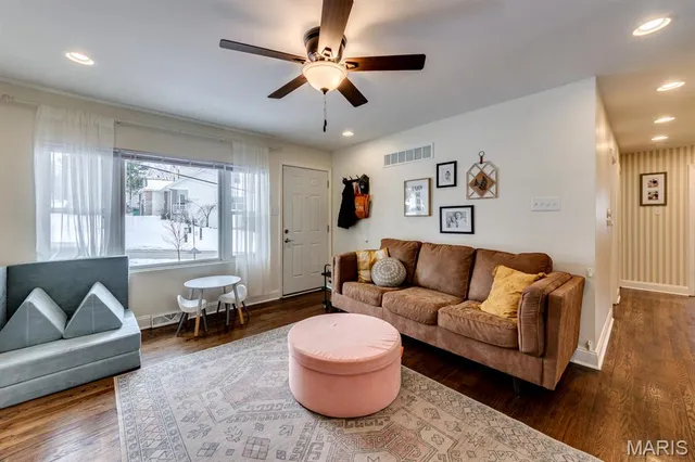 $299,900 | 203 Almentor Avenue, St. Louis, MO 63119