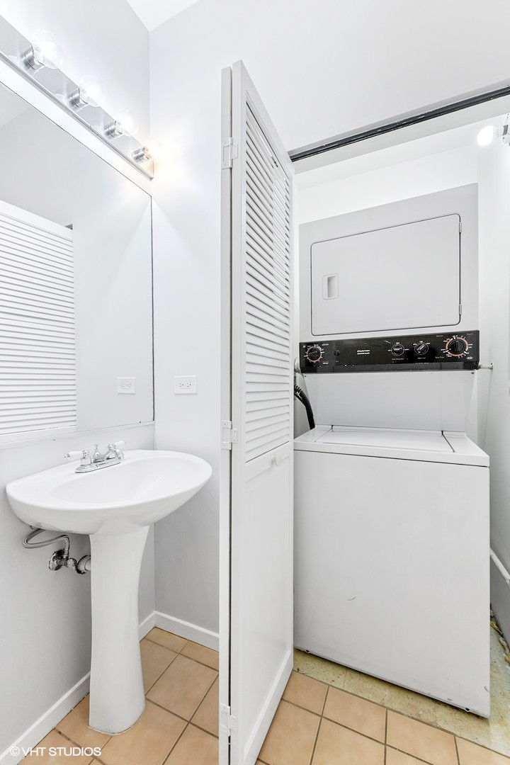 203 South Sangamon Street, Unit 304 Chicago, IL 60607 - Photo 14 of 15 a utility room with dryer and washer