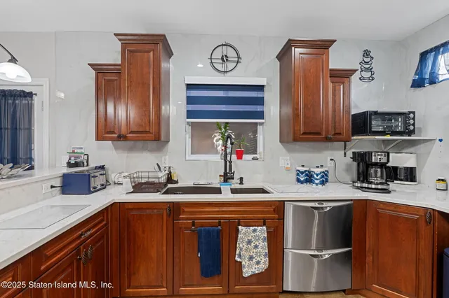 $1,599,999 | 386 Page Avenue | Tottenville