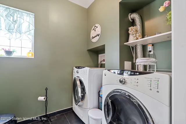 $1,599,999 | 386 Page Avenue | Tottenville