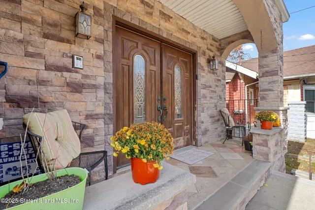 $1,599,999 | 386 Page Avenue | Tottenville