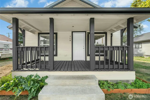 a view of entryway with a patio