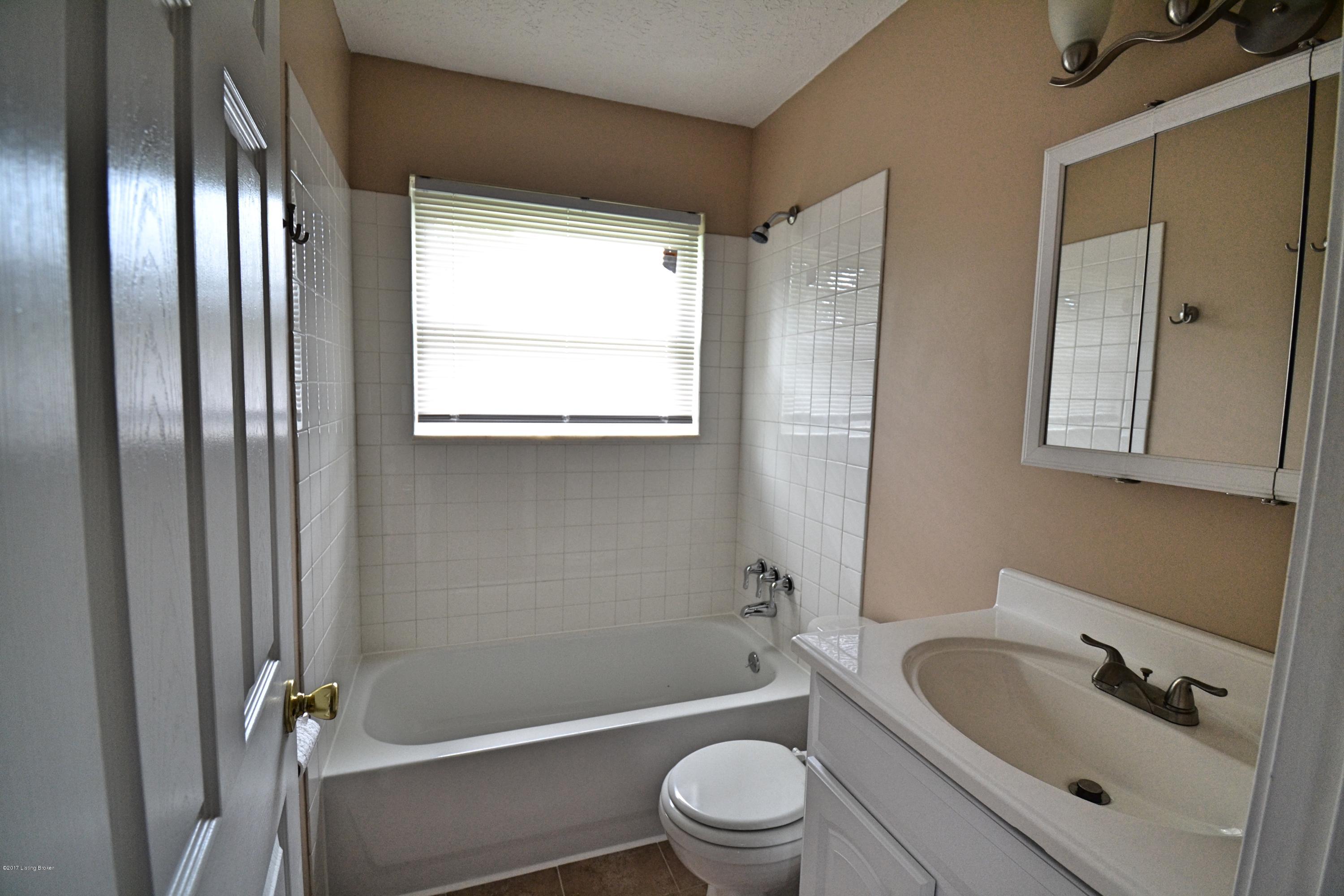 394 Beechland Road Louisville, KY 40229 - Photo 13 of 21 Bath