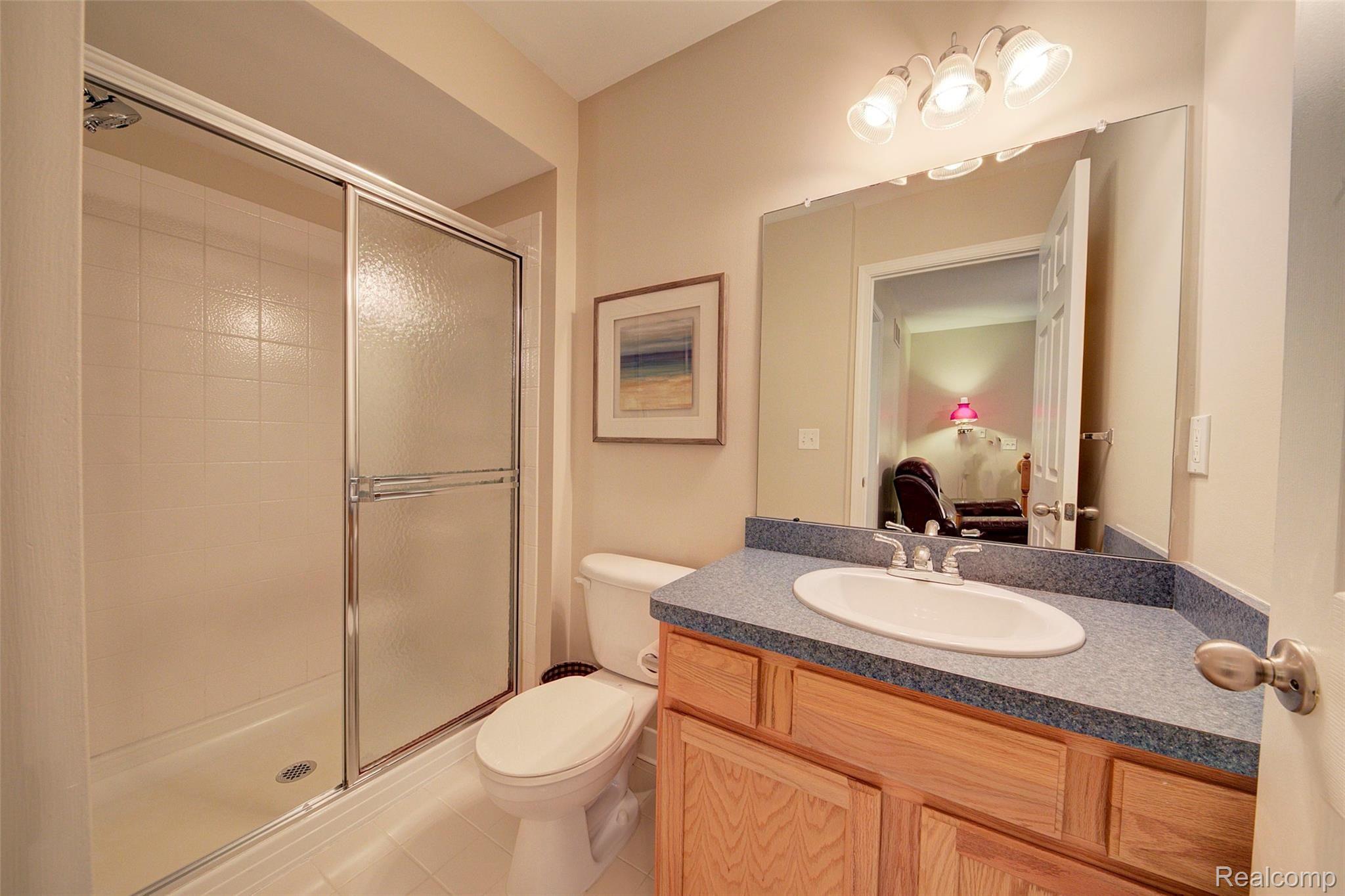 49131 Hawksburry Road Canton, MI 48188 - Photo 33 of 43 33 Full Bathroom.jpg