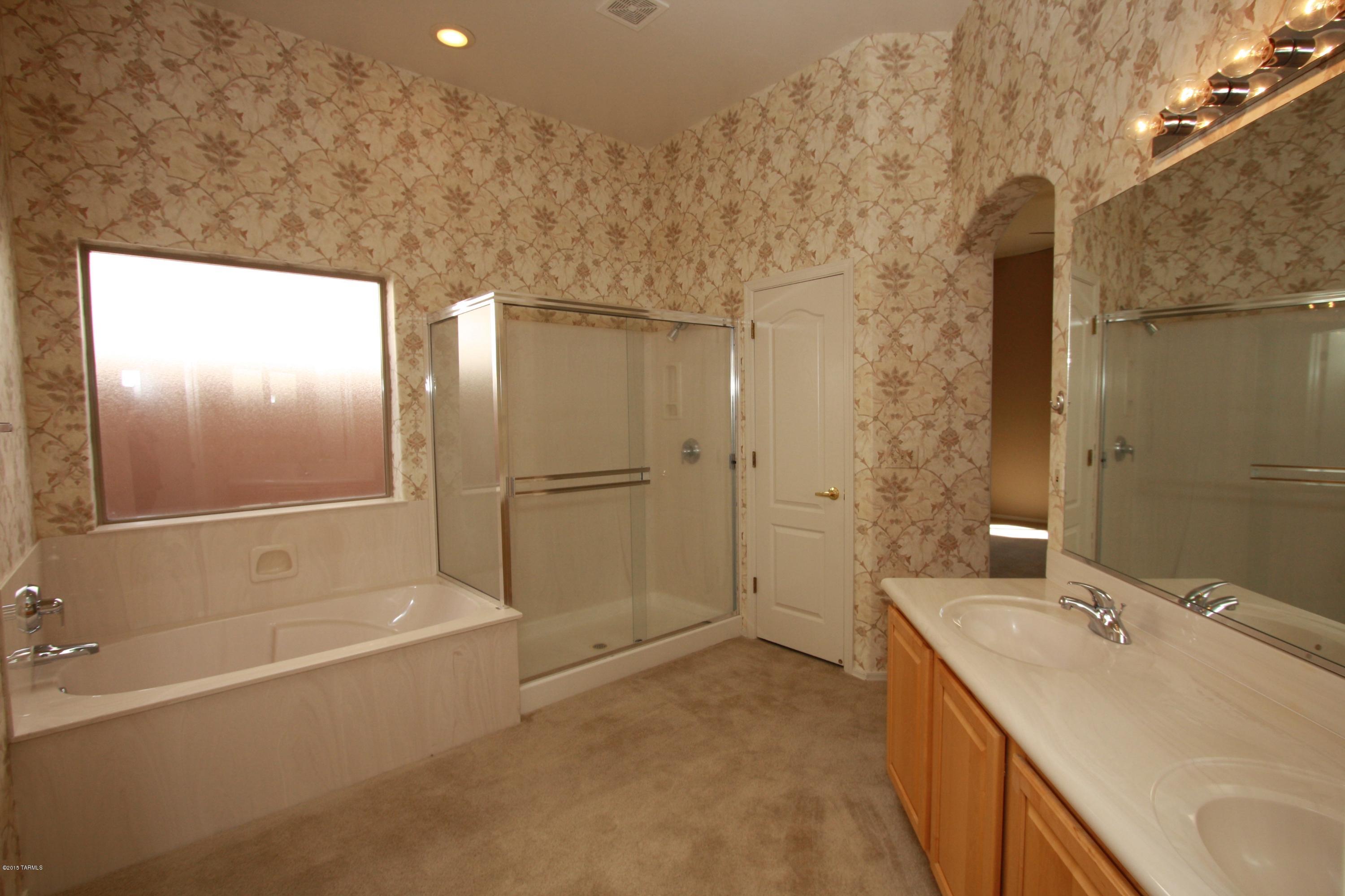 5206 North Canyon Rise Place Tucson, AZ 85749 - Photo 14 of 23 Master bath w/shower and garden tub