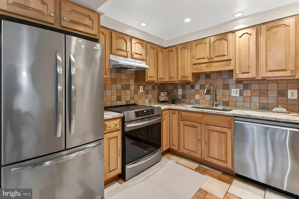 $379,950 | 7721 Tremayne Place, Unit 215, McLean, VA 22102