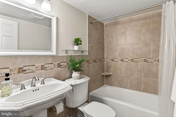 $379,950 | 7721 Tremayne Place, Unit 215, McLean, VA 22102