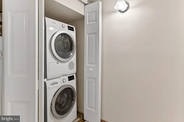 $379,950 | 7721 Tremayne Place, Unit 215, McLean, VA 22102