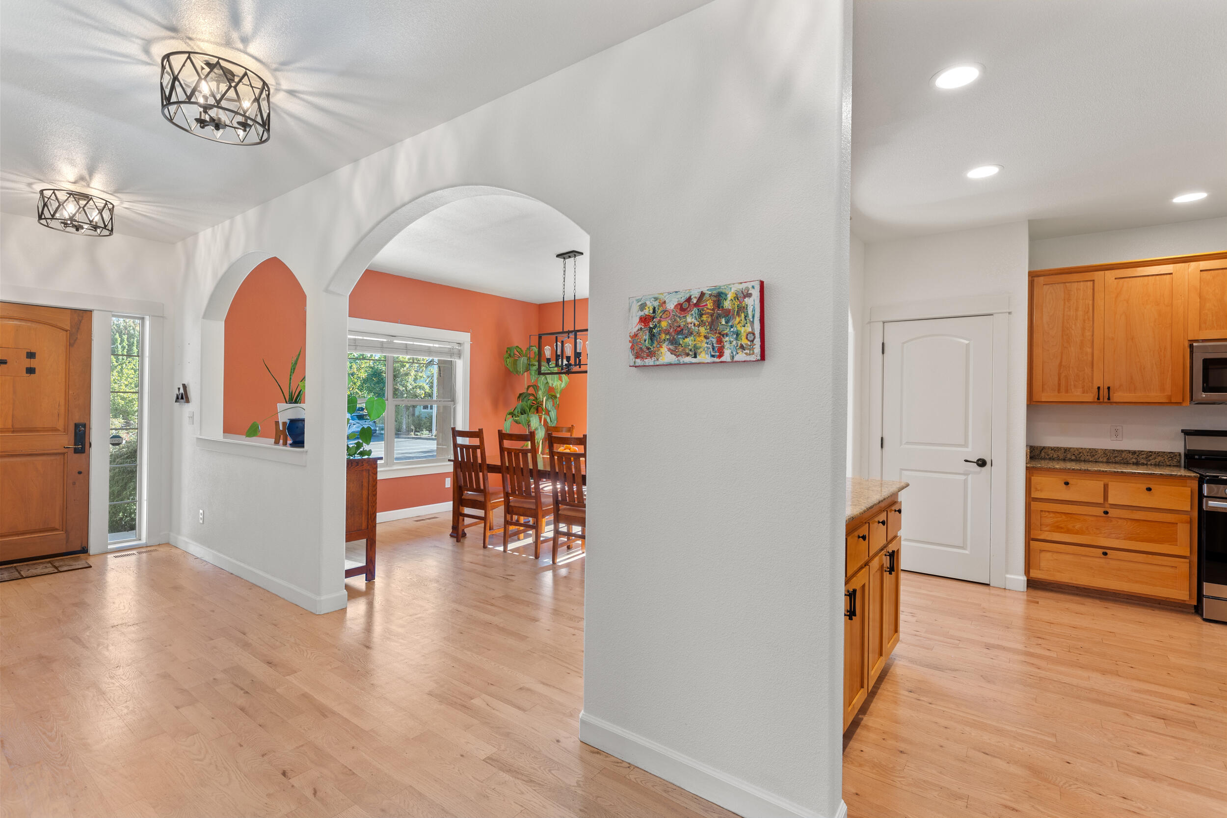1032 Lithia Way Talent, OR 97540 - Photo 6 of 39 0R1A3861