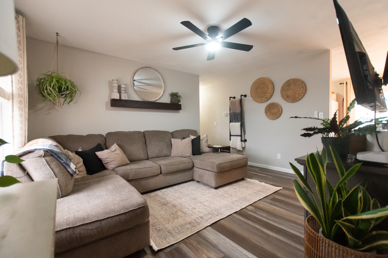 617 Orchard Street Dixon, IL 61021 - Photo 12 of 32 a living room with furniture potted plant and a mirror