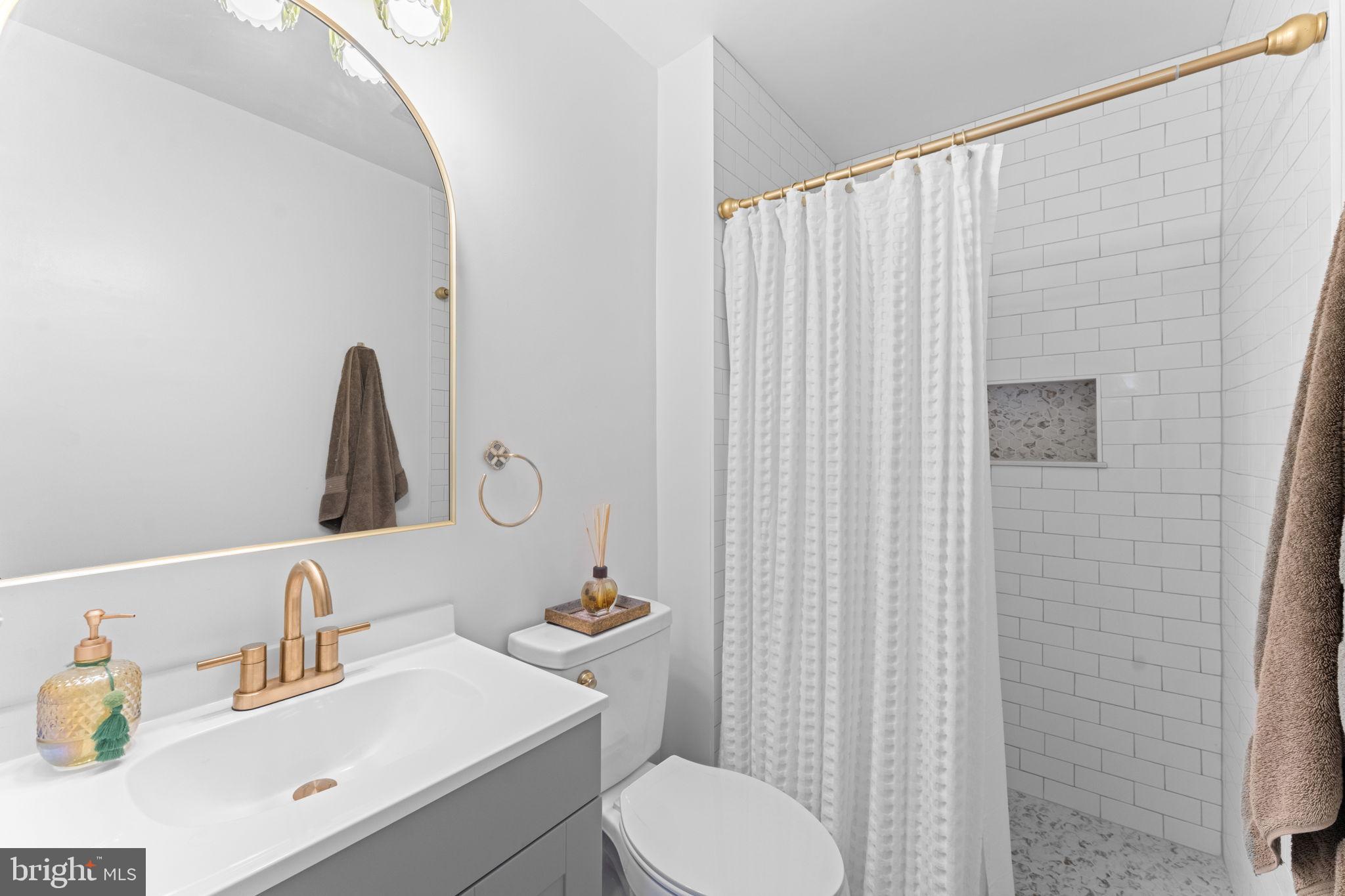 18310 Timko Lane, Unit 99 Germantown, MD 20874 - Photo 20 of 33 Primary en suite Bathroom