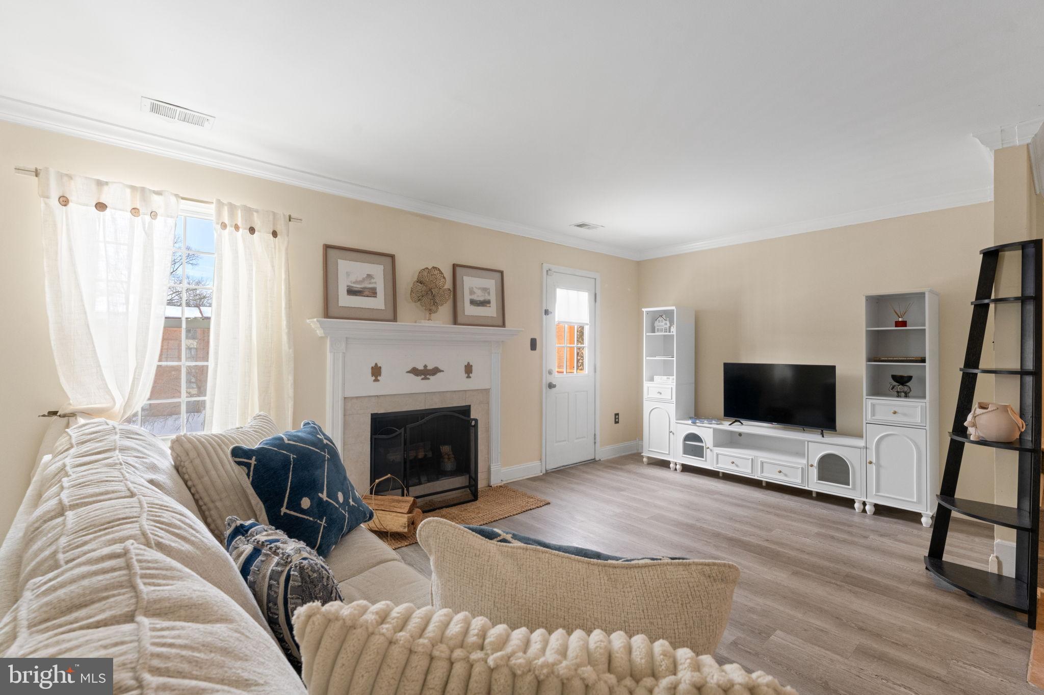 18310 Timko Lane, Unit 99 Germantown, MD 20874 - Photo 9 of 33 Bright and inviting living space with charm.