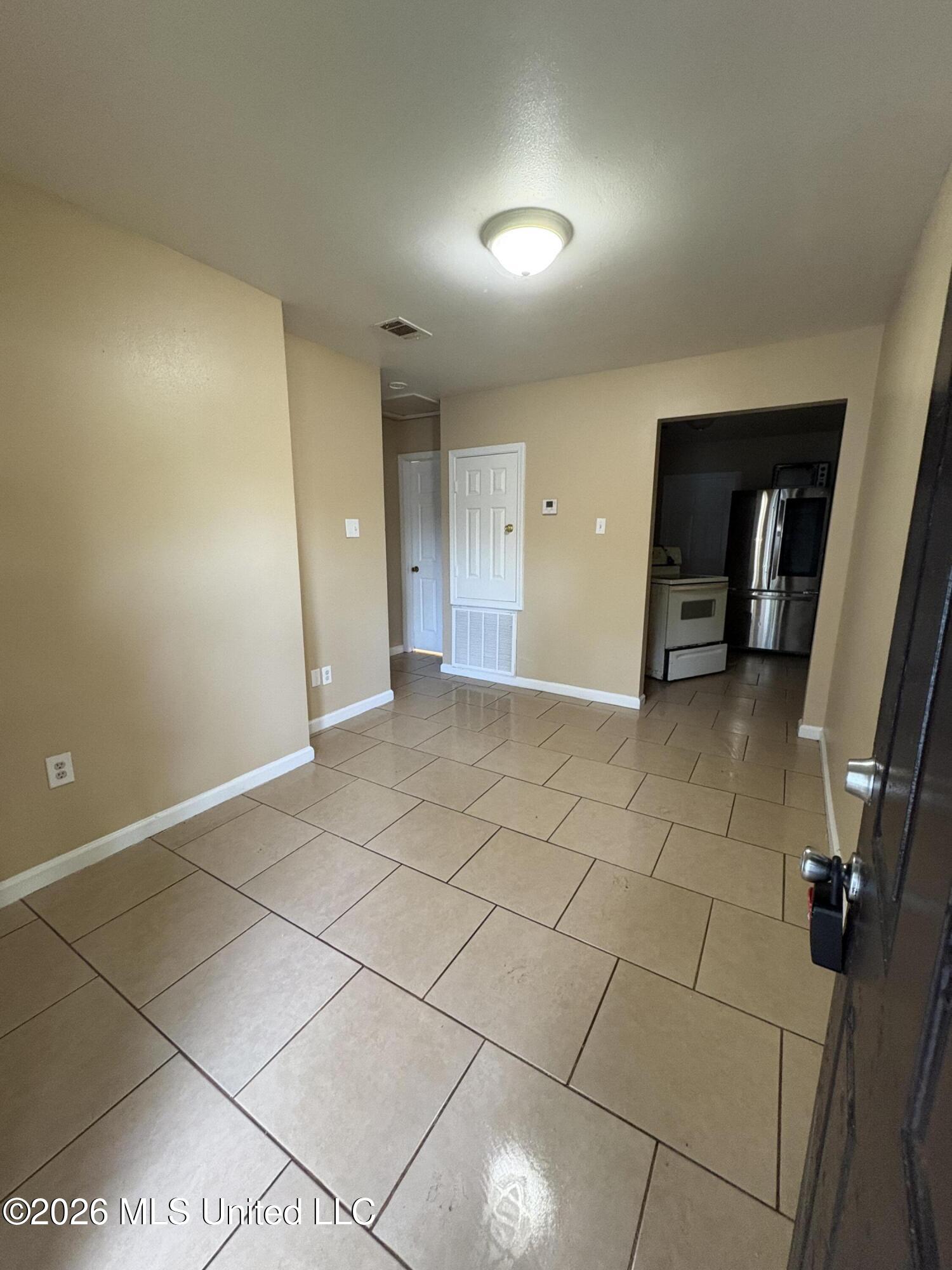 6525 Jasmine Street, Unit 6 Moss Point, MS 39563 - Photo 2 of 8 Living Rm
