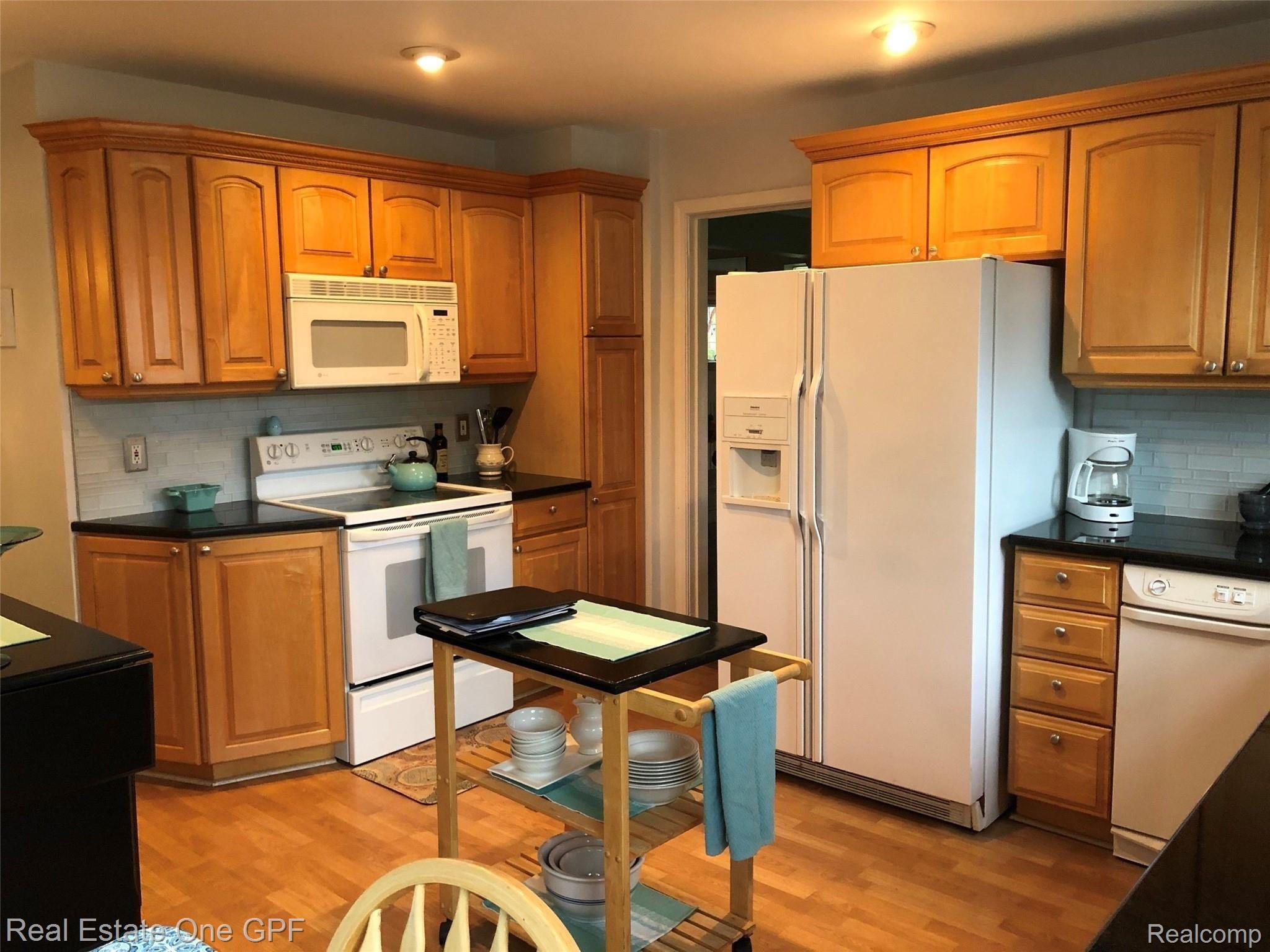 1876 Broadstone Road Grosse Pointe, MI 48236 - Photo 11 of 53 54.jpg