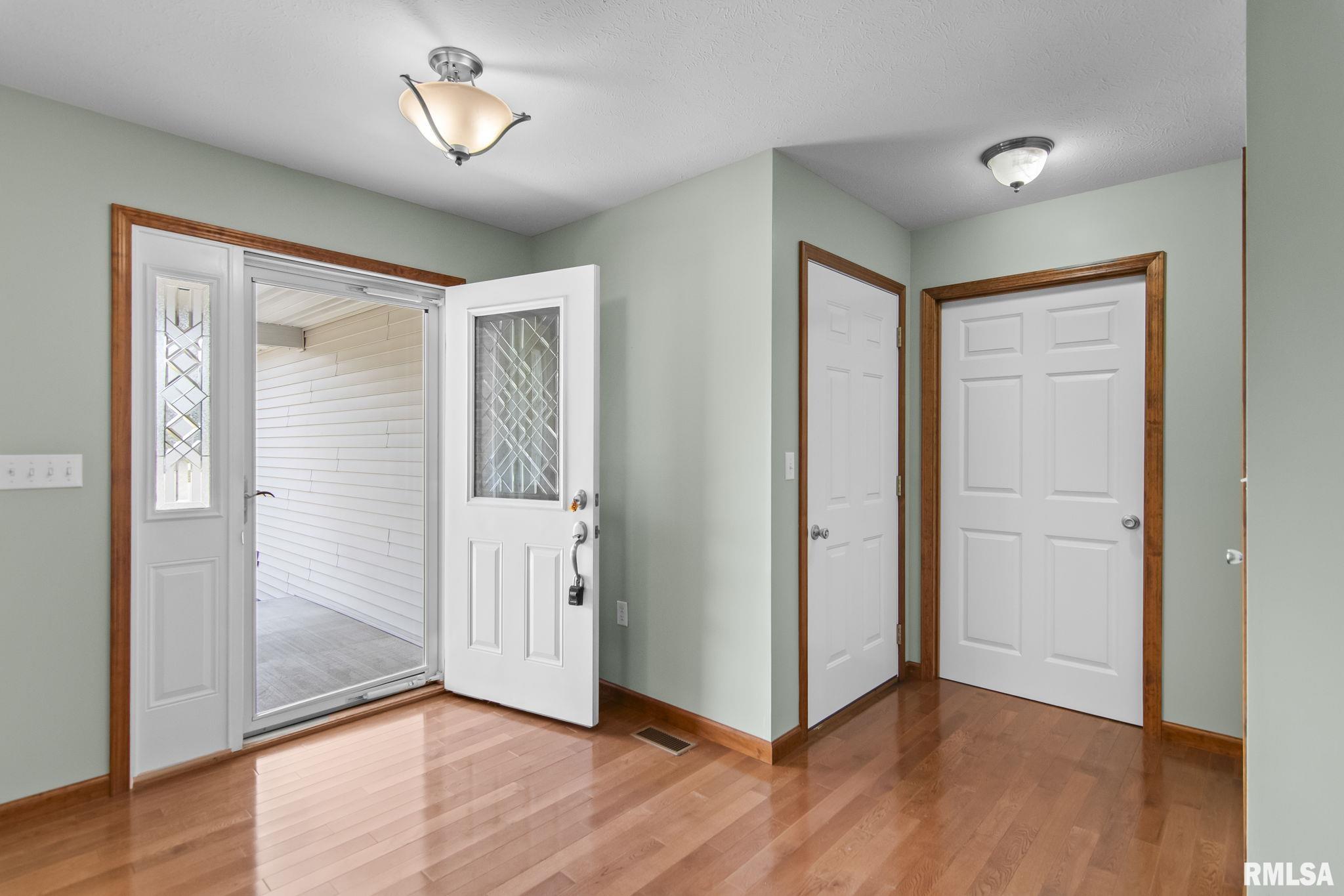 203 Huntington Road Chatham, IL 62629 - Photo 4 of 35 Gallery Image 4