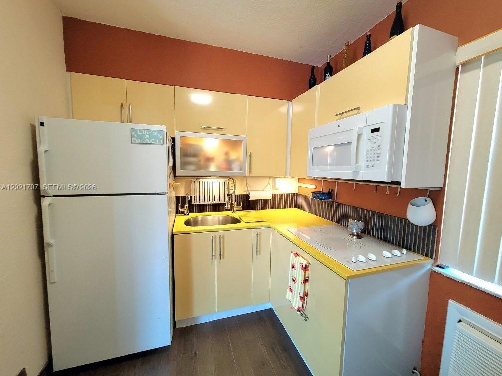 322 Harding Street, Unit B101 Hollywood, FL 33019 - Photo 8 of 25