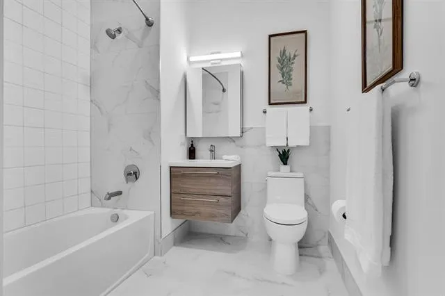 $2,570 | 345 Avenue A, Unit 407, Bayonne, NJ 07002