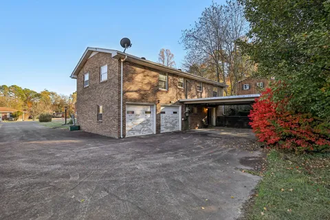 a view of a house with backyard