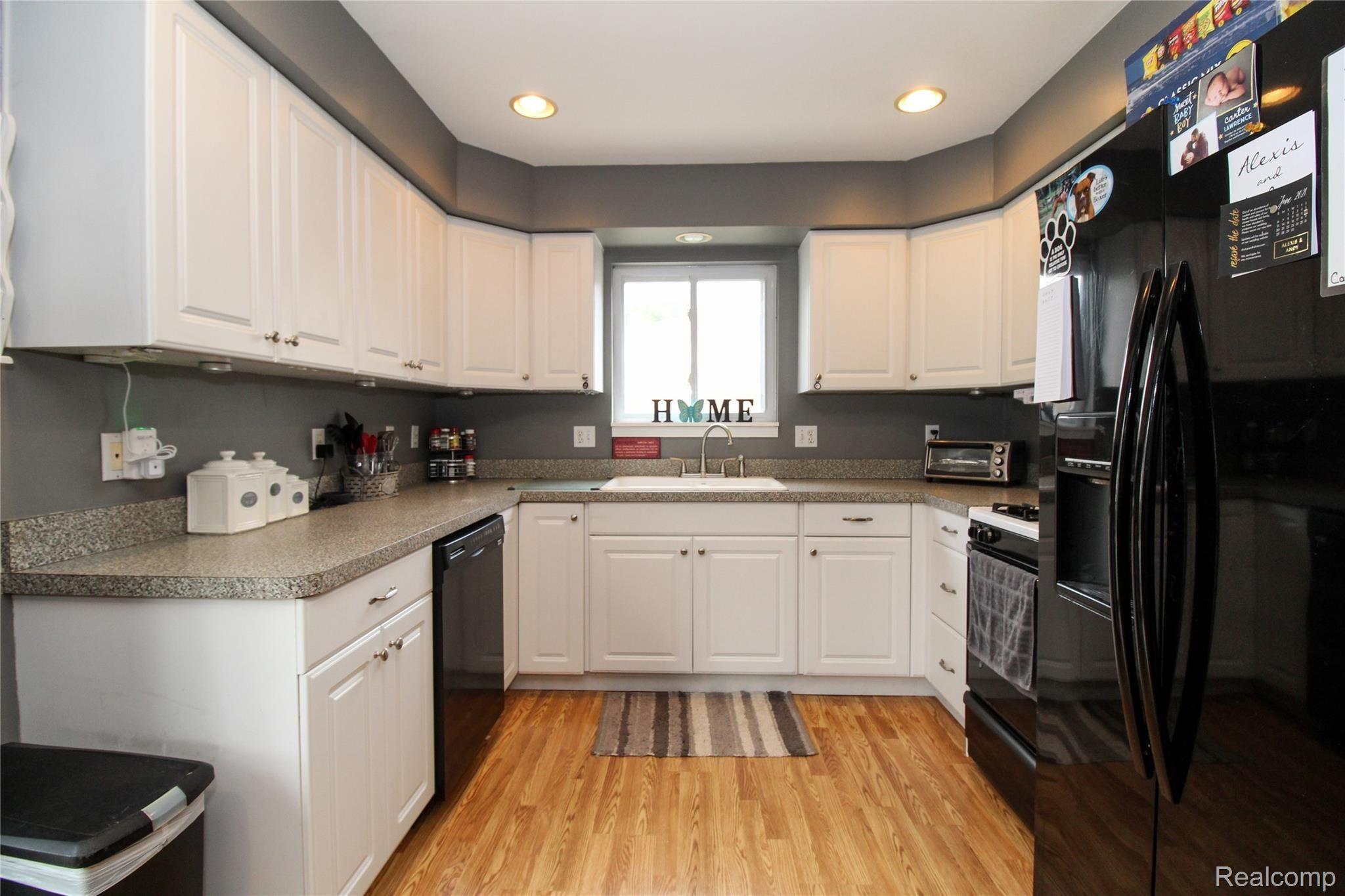 32455 Ridgefield Avenue Warren, MI 48088 - Photo 12 of 34 Kitchen.jpg