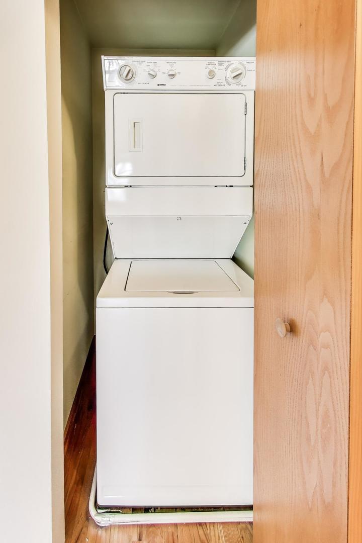 243 Washington Boulevard, Unit 3A Oak Park, IL 60302 - Photo 18 of 29 a utility room with dryer and washer