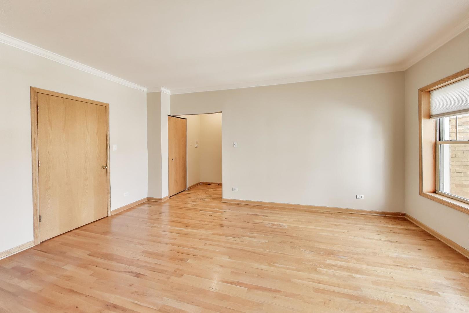 243 Washington Boulevard, Unit 3A Oak Park, IL 60302 - Photo 22 of 29 a view of an empty room with wooden floor and a window