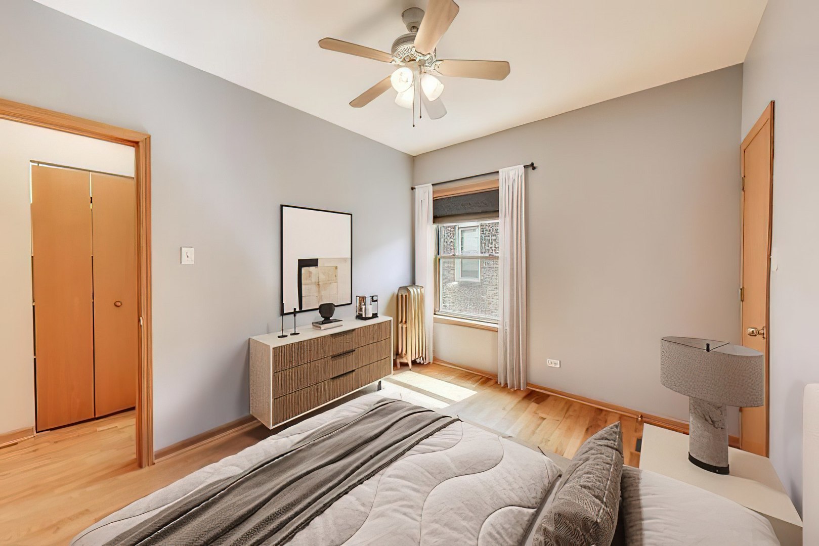 243 Washington Boulevard, Unit 3A Oak Park, IL 60302 - Photo 10 of 29 a spacious bedroom with a bed and a chandelier