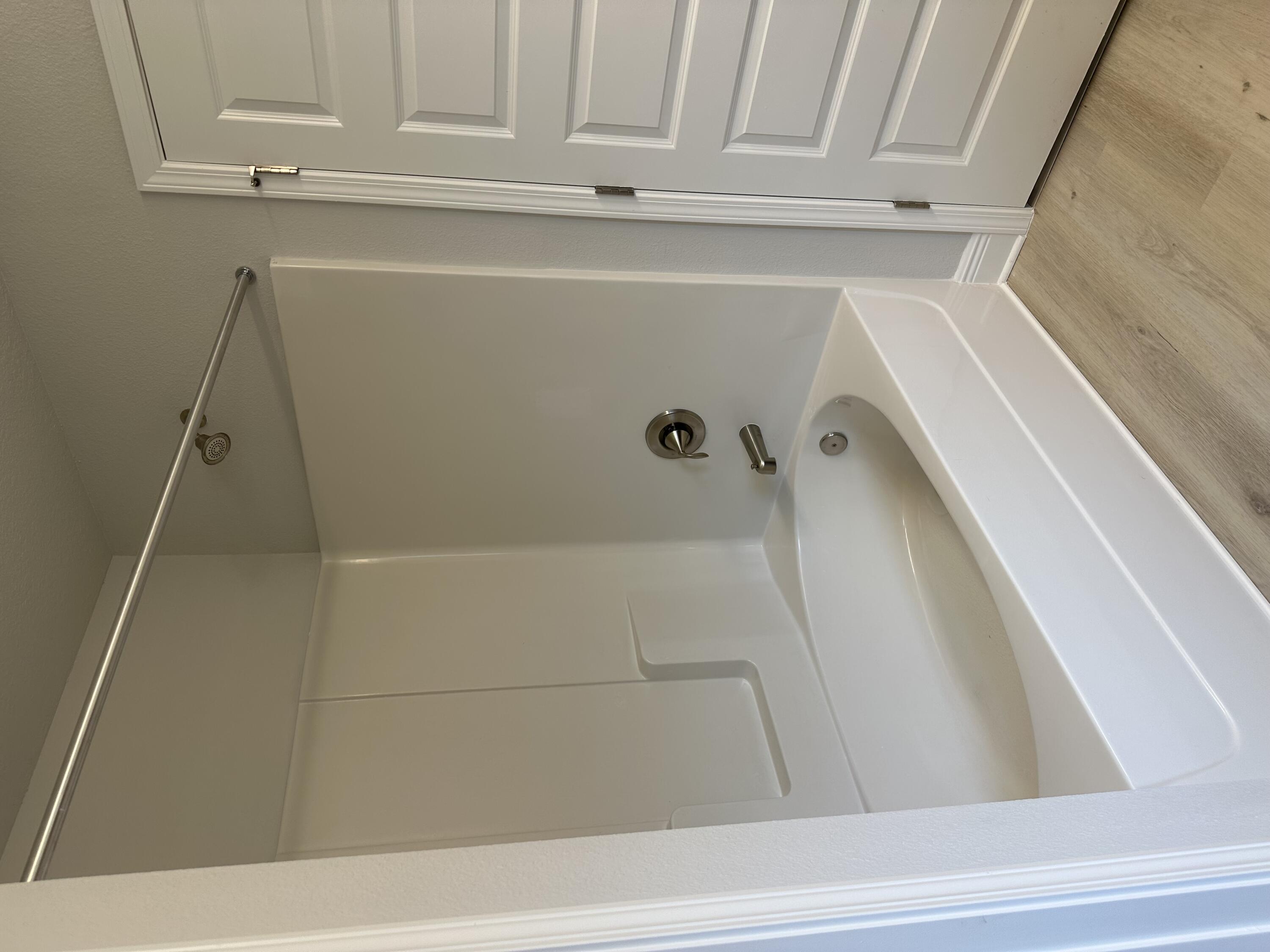 186 Ridgeway Circle Crestview, FL 32536 - Photo 22 of 23 a bathroom with a bathtub