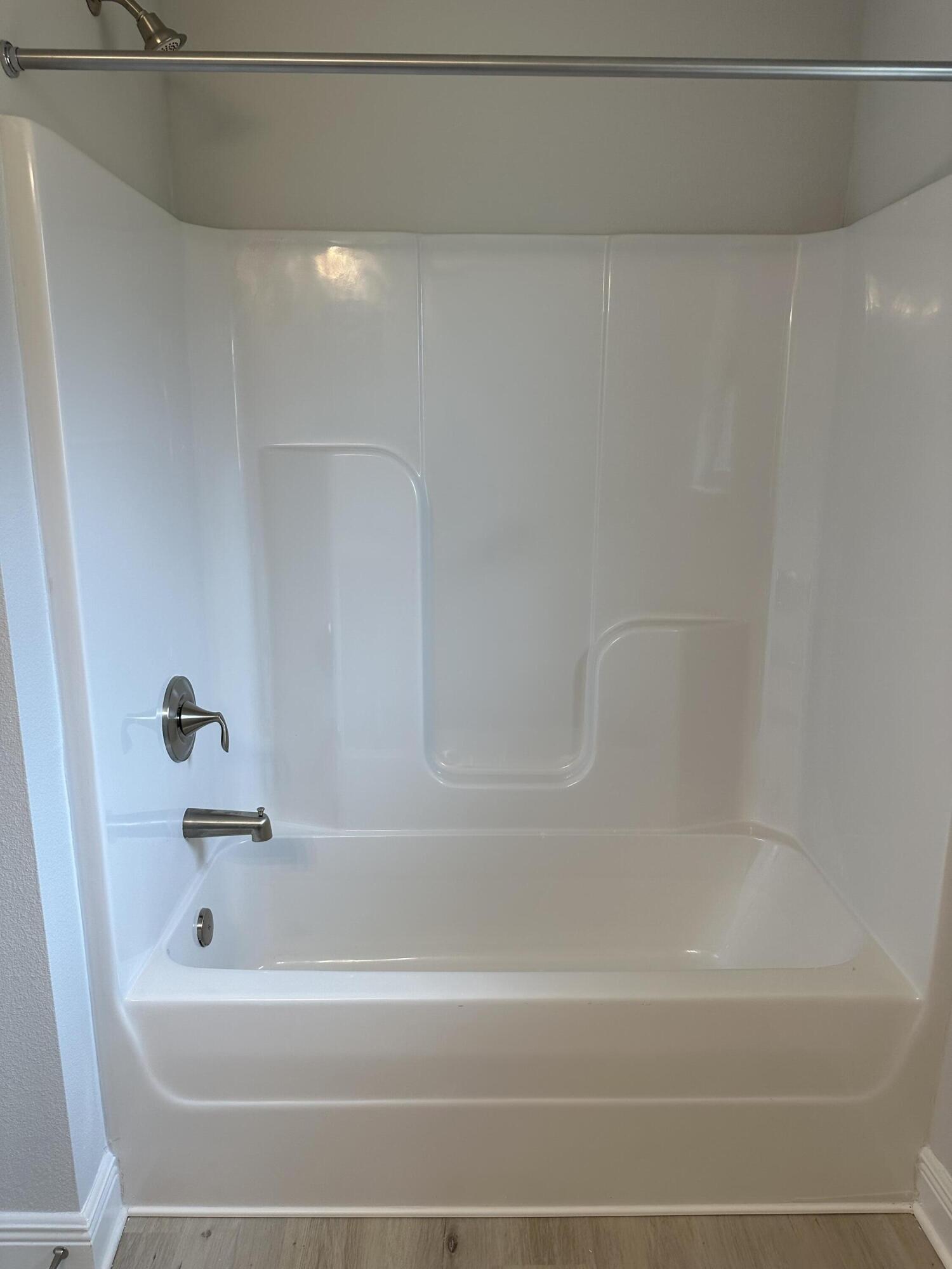 186 Ridgeway Circle Crestview, FL 32536 - Photo 10 of 23 a bathroom with a bathtub