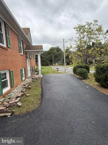 a view of backyard of the house