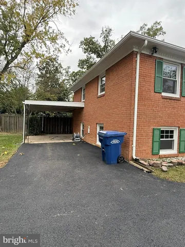 a view of a house with backyard and a garden