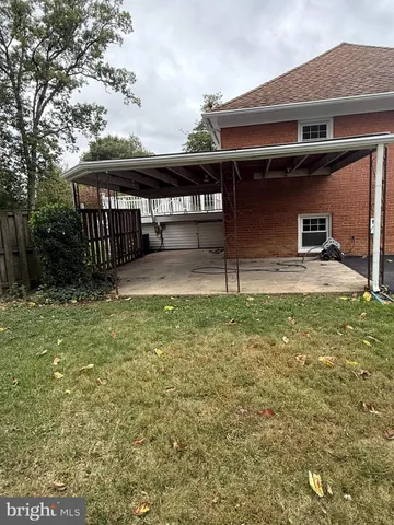 a front view of house with yard