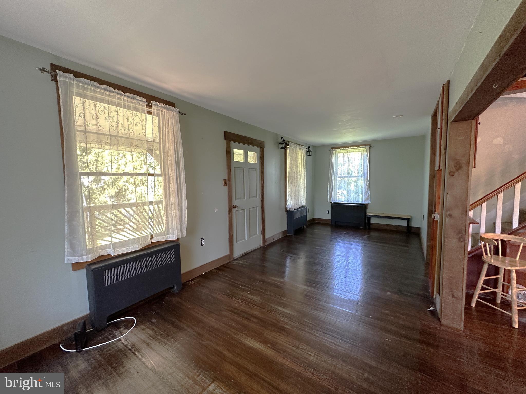 137 Crystal Road Montgomeryville, PA 18936 - Photo 9 of 28 Living Room