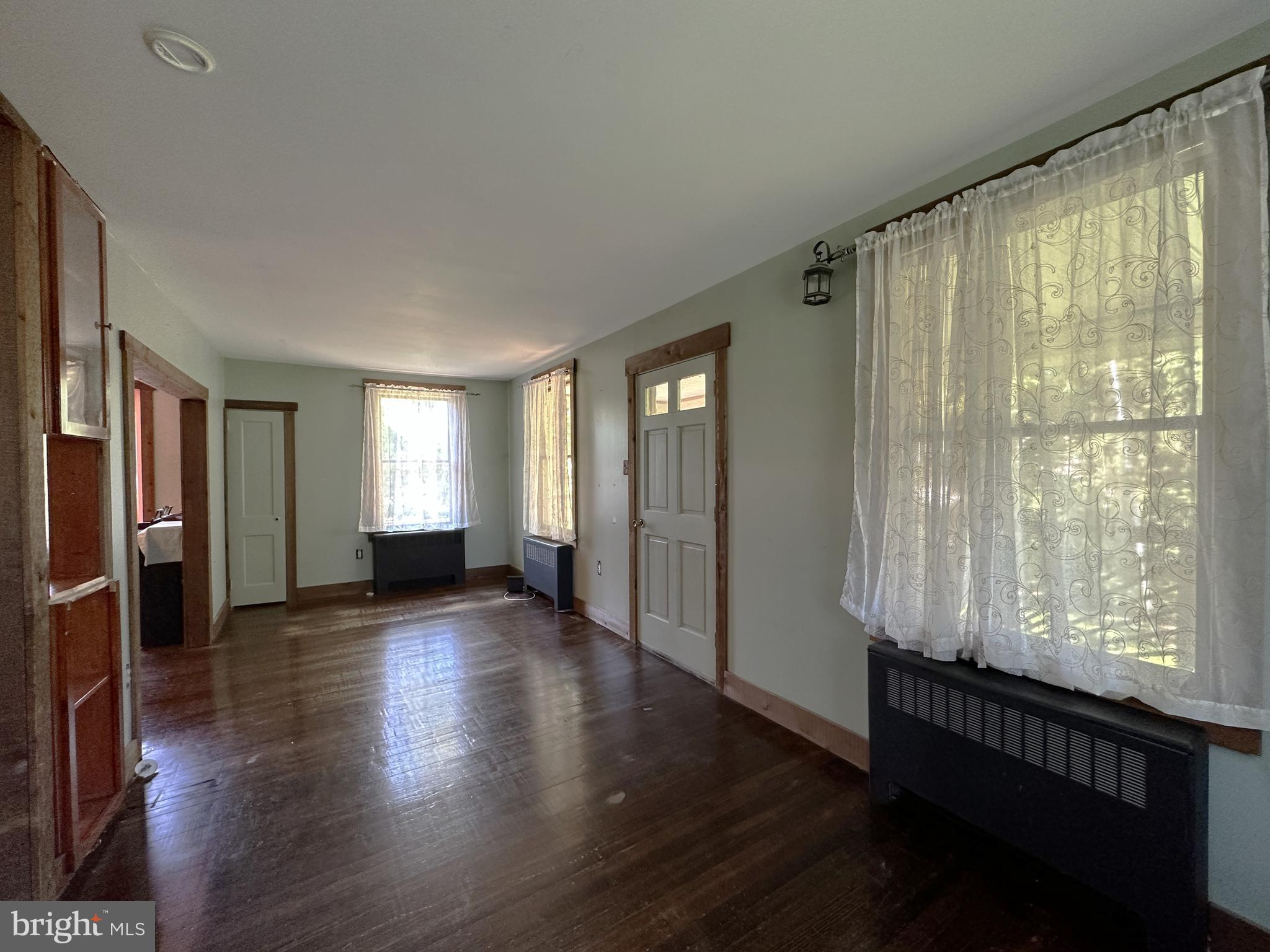 137 Crystal Road Montgomeryville, PA 18936 - Photo 10 of 28 Living Room