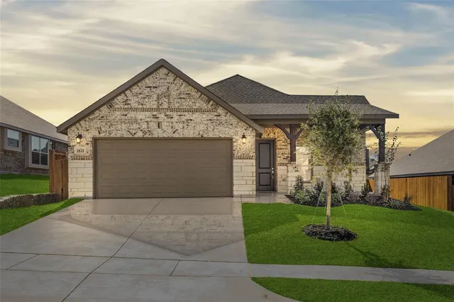 $2,300 | 1813 Agarito Drive, Weatherford, TX 76086
