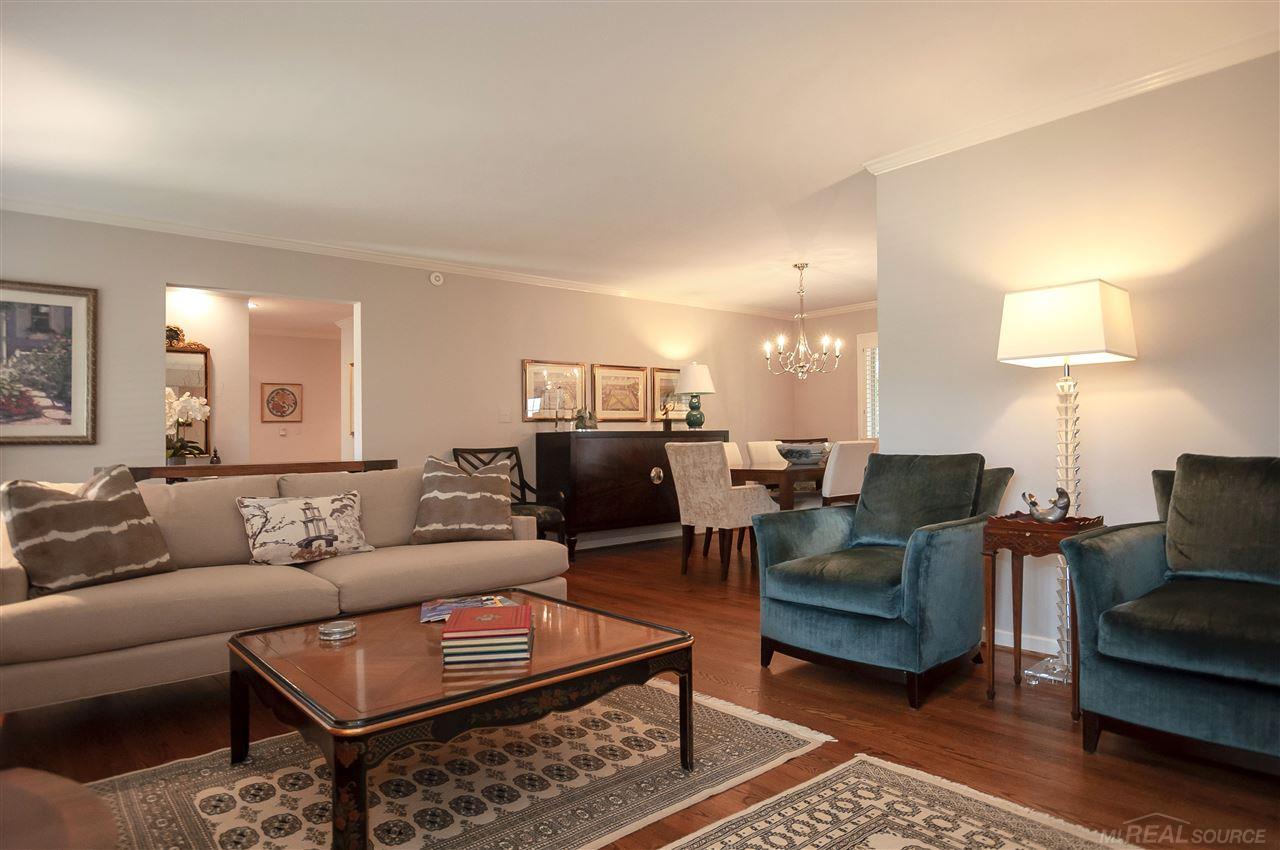 550 Roslyn Road Grosse Pointe, MI 48236 - Photo 8 of 48 31388633-7.JPG