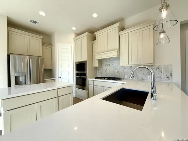 $2,300 | 431 Alexander Avenue, New Braunfels, TX 78130