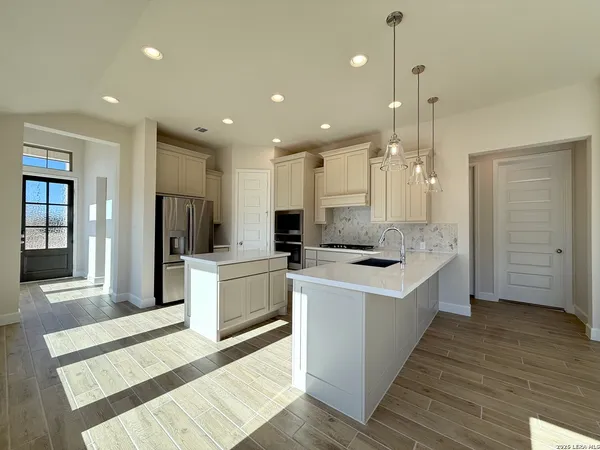 $2,300 | 431 Alexander Avenue, New Braunfels, TX 78130