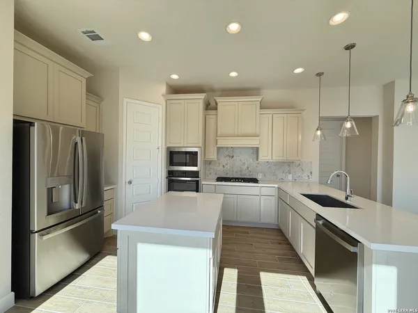 $2,300 | 431 Alexander Avenue, New Braunfels, TX 78130