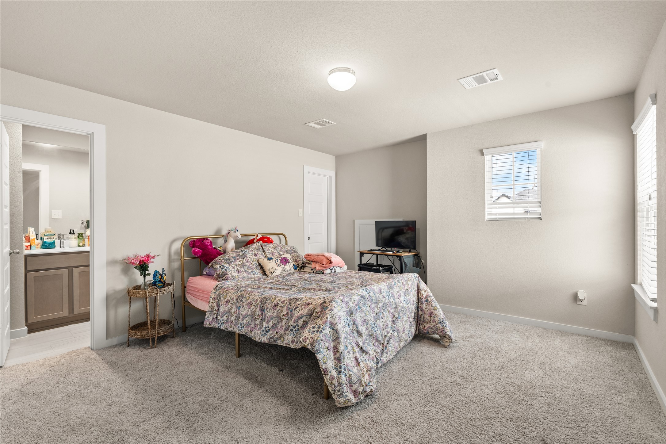 22939 Aspen Vista Dr Spring Spring, TX 77373 - Photo 25 of 29 Spacious secondary bedroom featuring a private ensuite bath, generous proportions, and a comfortable layout designed for family or guests.