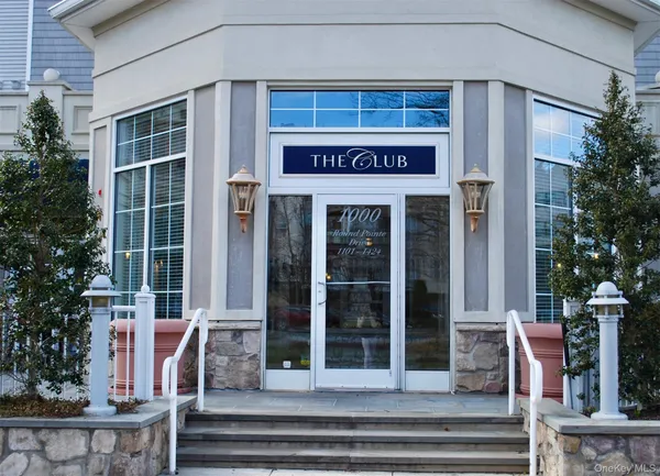 a view of entrance front of the house