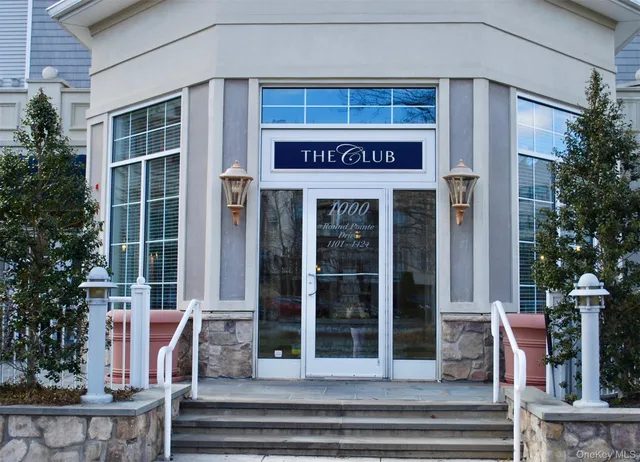 a view of entrance front of the house