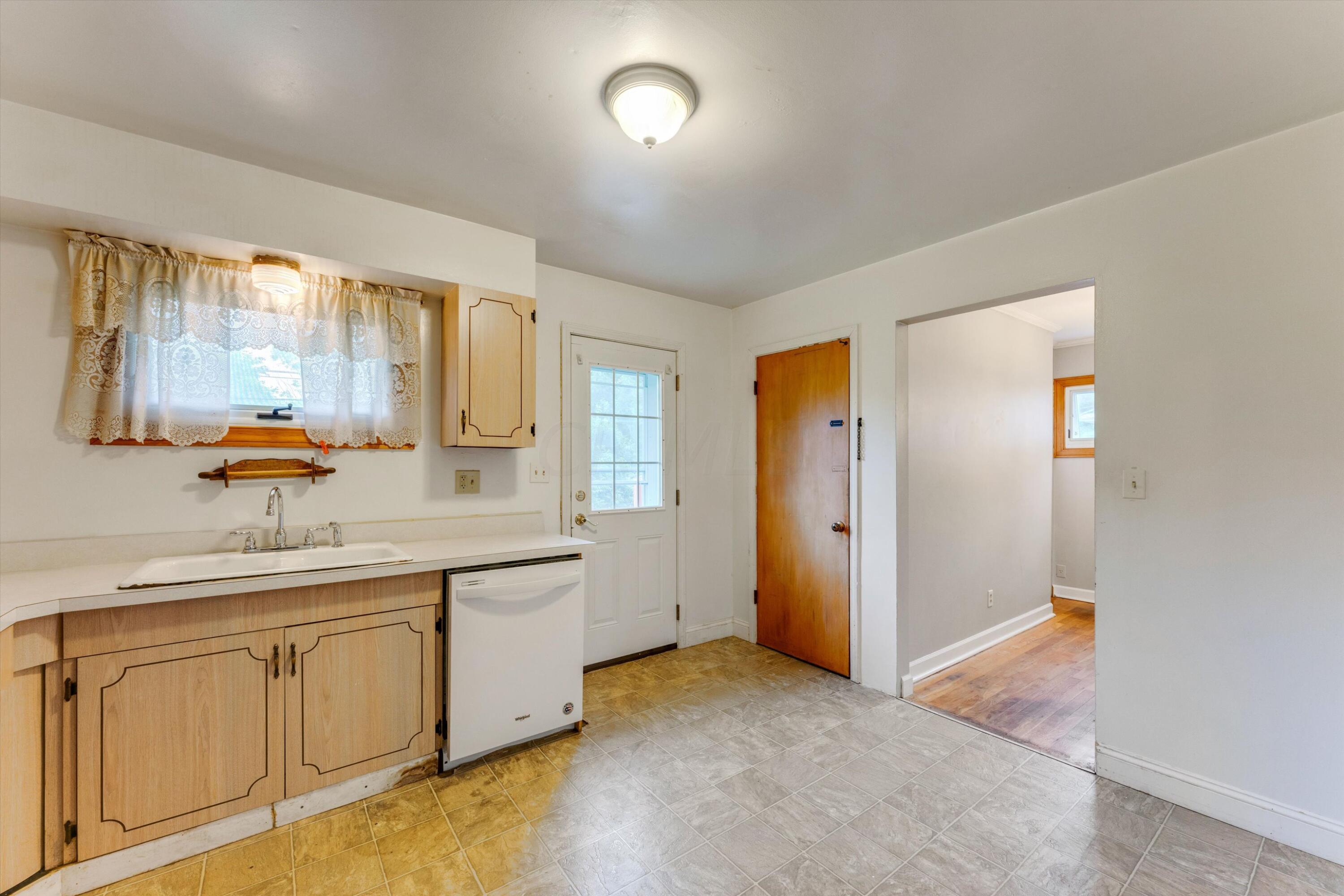 2158 Edgevale Road Columbus, OH 43221 - Photo 11 of 37 Kitchen