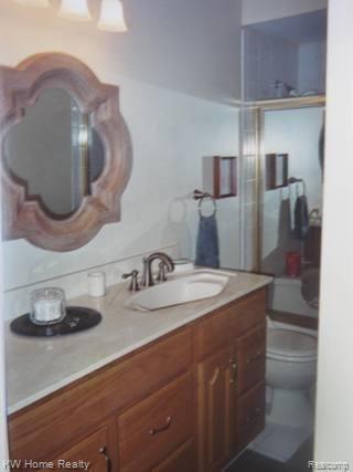 1885 Dawn Ridge Road Walled Lake, MI 48390 - Photo 8 of 10 FULL BATH.jpg