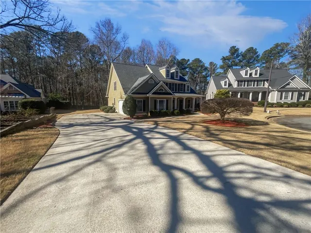 a view of a house with a yard