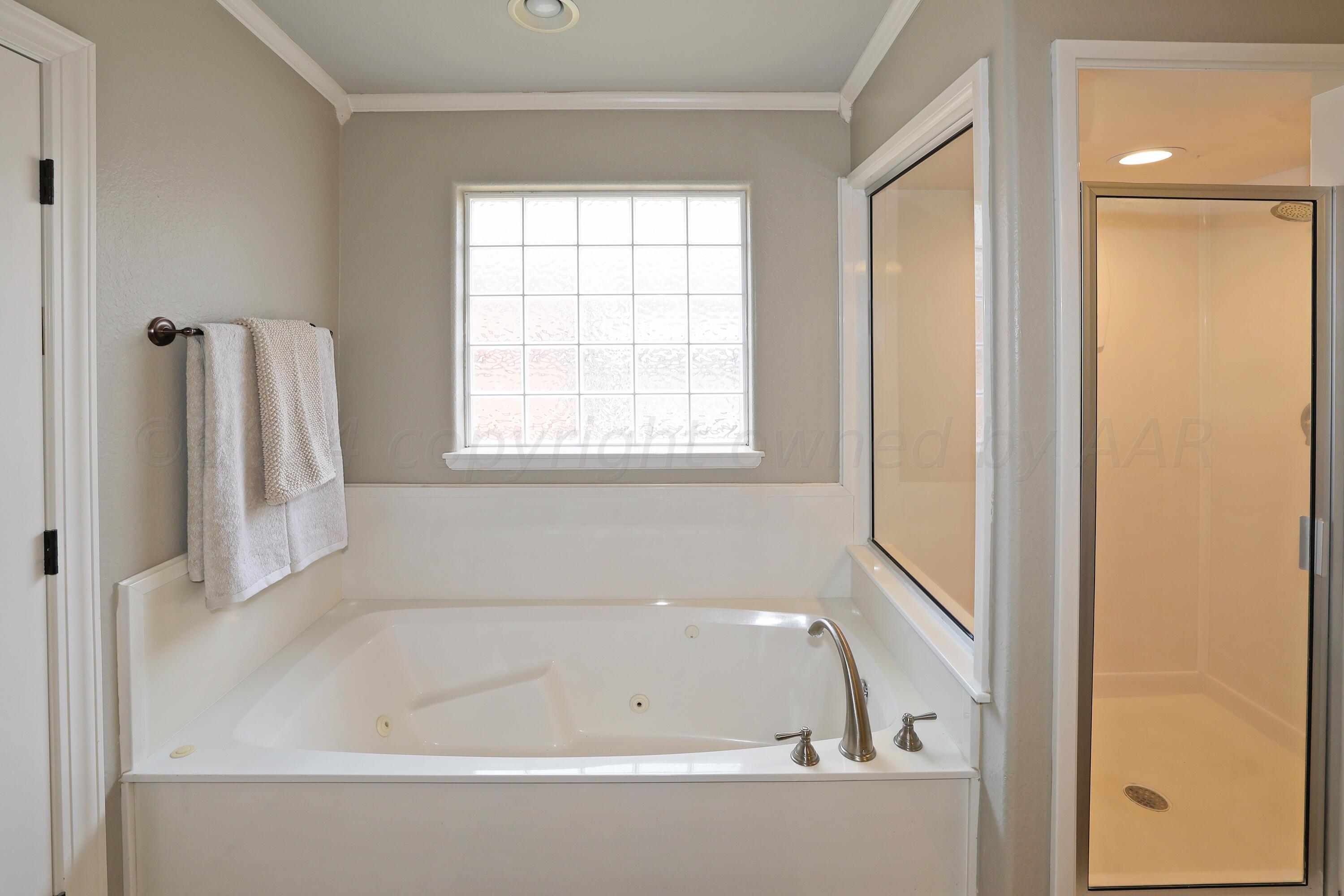 8614 Dallington Drive Amarillo, TX 79119 - Photo 16 of 32 Master Bathtub & Shower