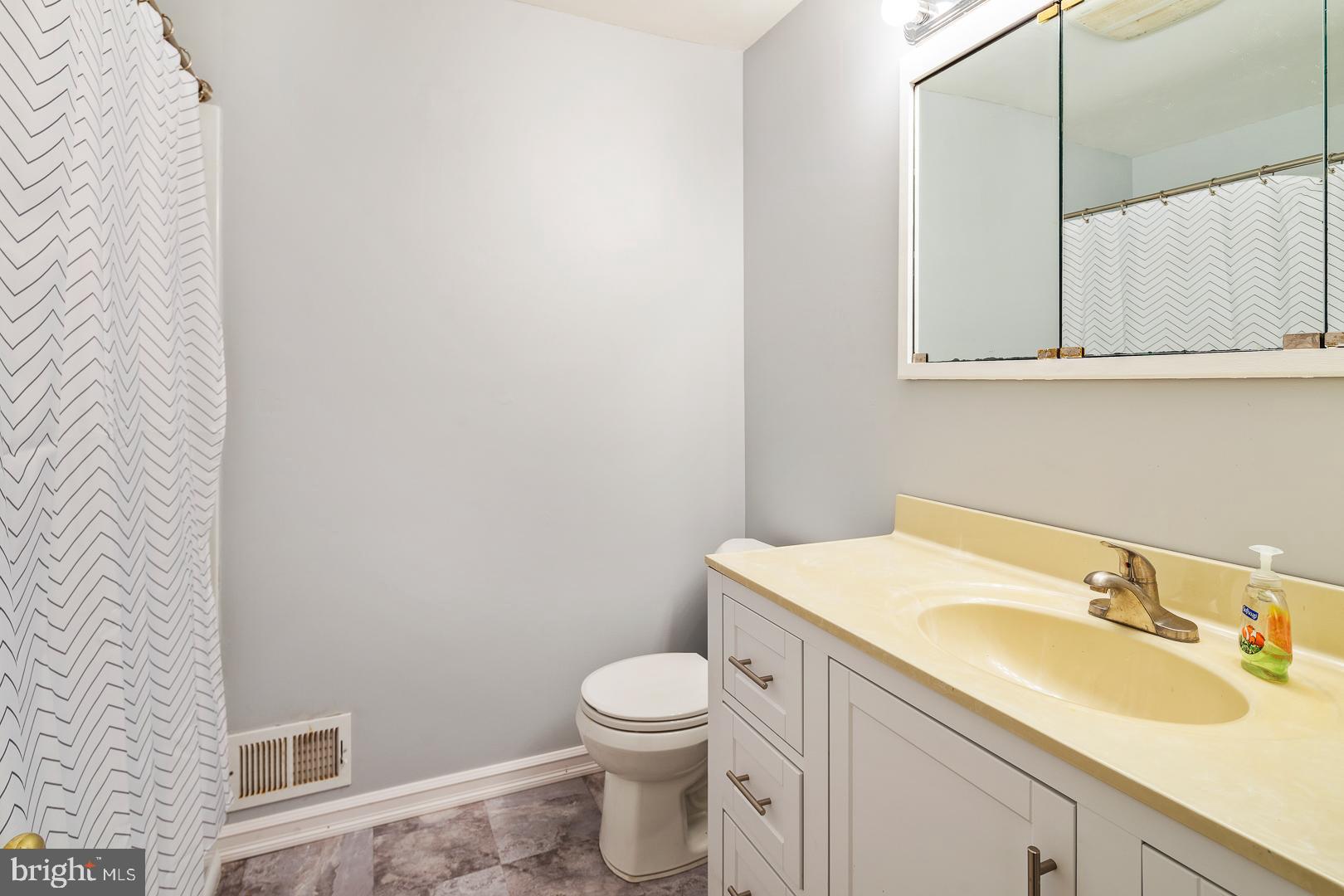 10 Bayberry Road Ewing, NJ 08618 - Photo 21 of 29 Hallway full bath.