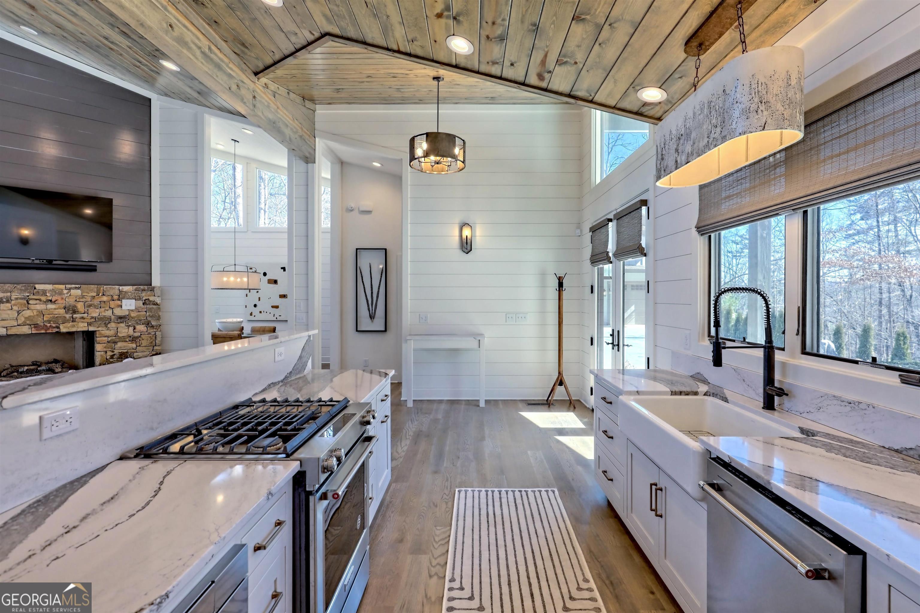 132 Summit Ridge Drive Clarkesville, GA 30523 - Photo 2 of 84