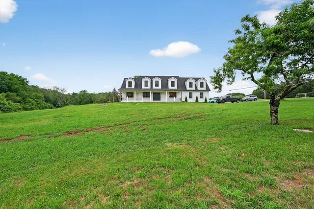 a view of a back yard