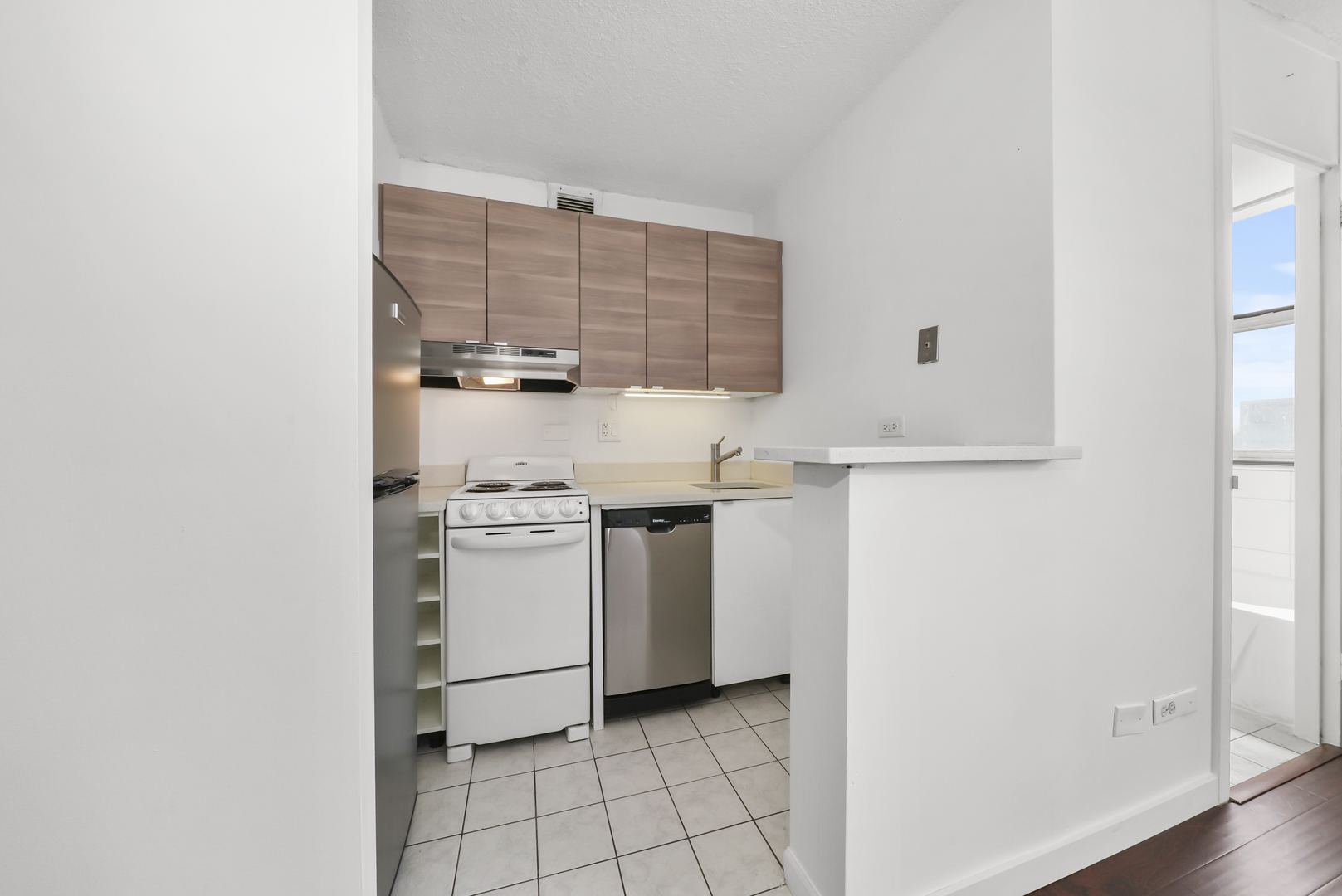 3110 North Sheridan Road, Unit 1207 Chicago, IL 60657 - Photo 18 of 32 a utility room with dryer and washer